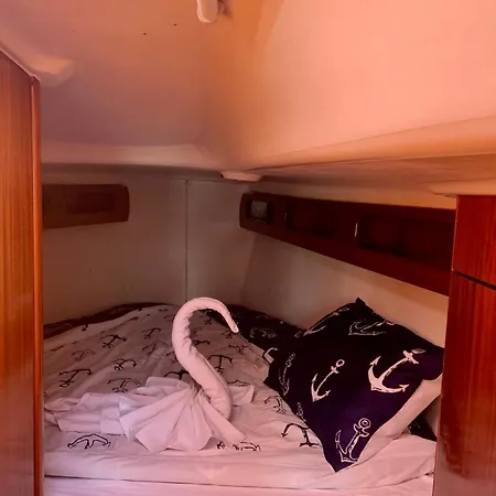 Úszó hotel Sleep Aboard A Beautiful Sailboat In